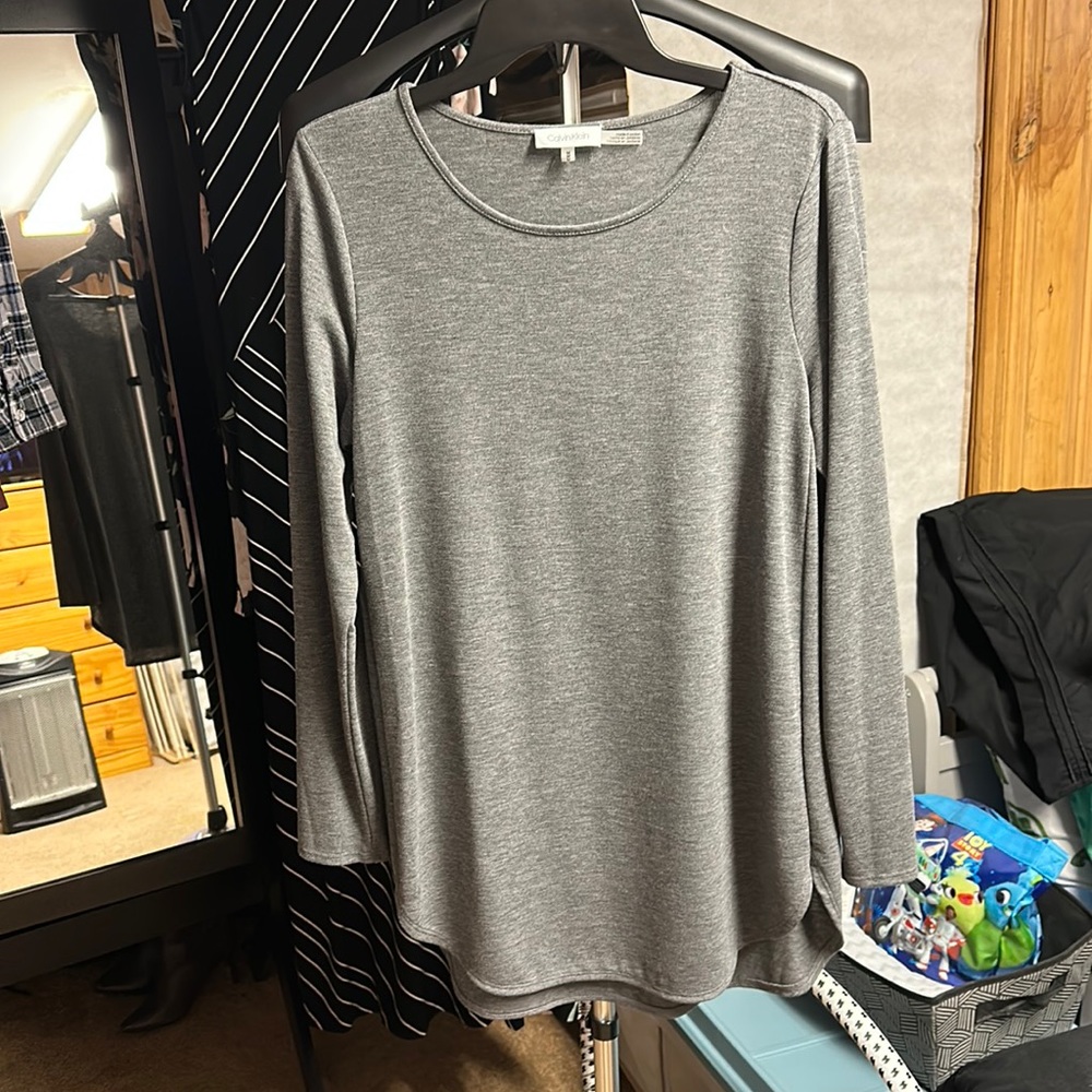 Women’s Calvin Klein sweater. Light gray color. Size M.